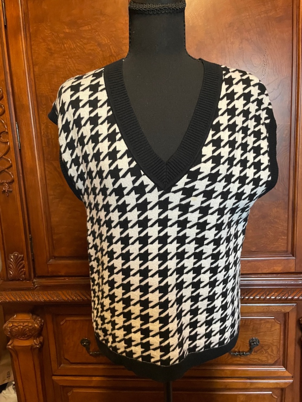 Talbots Black & White Houndstooth V-Neck Sweater Vest Size Medium Petite